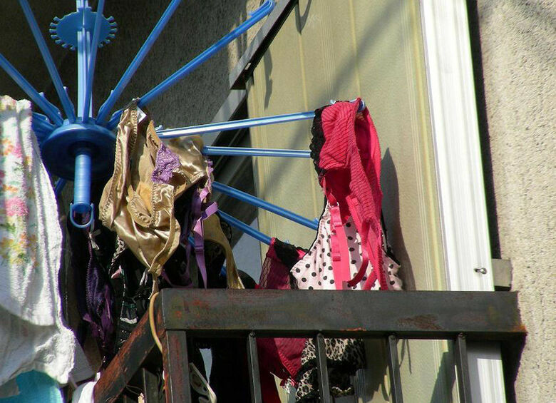 ベランダ下着 エロ画像!色とりどりの外干しパンツやブラ😍見てるだけで勃起するぜ!!055