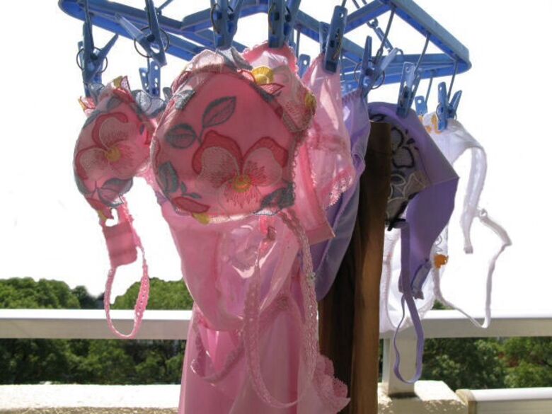 ベランダ下着 エロ画像!色とりどりの外干しパンツやブラ😍見てるだけで勃起するぜ!!056