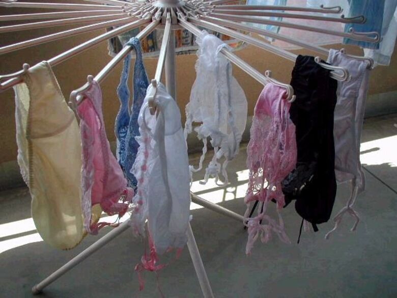 ベランダ下着 エロ画像!色とりどりの外干しパンツやブラ😍見てるだけで勃起するぜ!!059