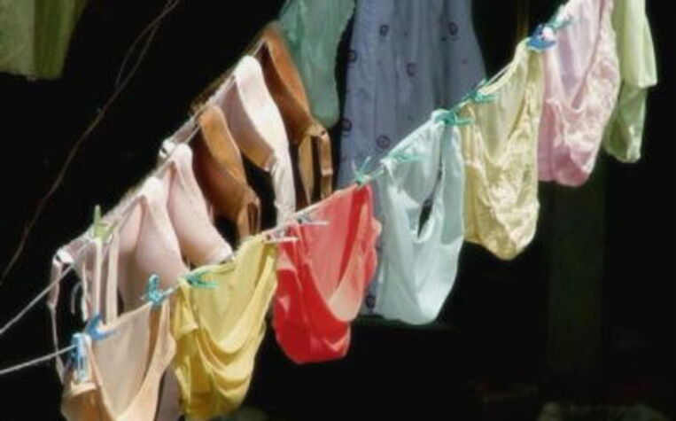 ベランダ下着 エロ画像!色とりどりの外干しパンツやブラ😍見てるだけで勃起するぜ!!062