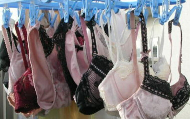 ベランダ下着 エロ画像!色とりどりの外干しパンツやブラ😍見てるだけで勃起するぜ!!063