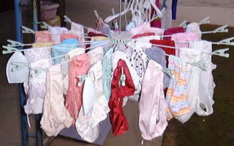 ベランダ下着 エロ画像!色とりどりの外干しパンツやブラ😍見てるだけで勃起するぜ!!064