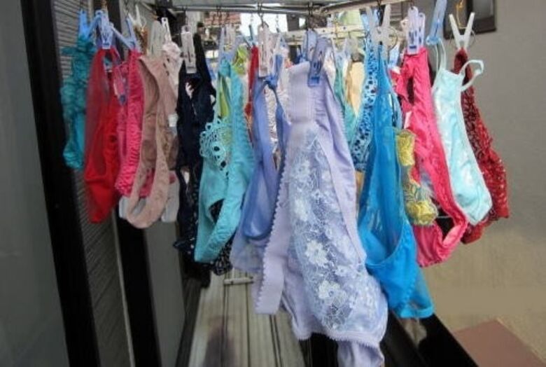 ベランダ下着 エロ画像!色とりどりの外干しパンツやブラ😍見てるだけで勃起するぜ!!065