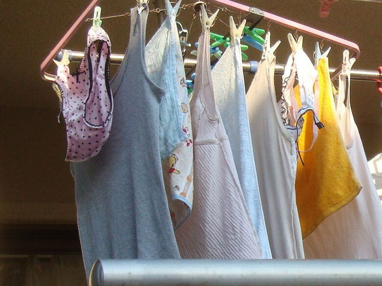 ベランダ下着 エロ画像!色とりどりの外干しパンツやブラ😍見てるだけで勃起するぜ!!066