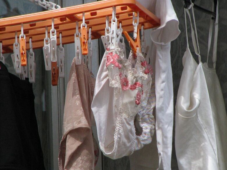 ベランダ下着 エロ画像!色とりどりの外干しパンツやブラ😍見てるだけで勃起するぜ!!067