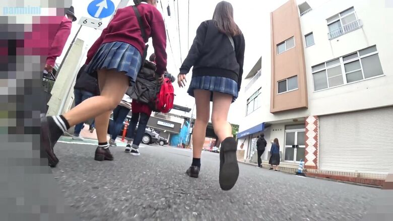 文化祭 パンチラ画像!JKの太ももにパンツ♡ローアングルから見るケツがたまんないぜ!!003