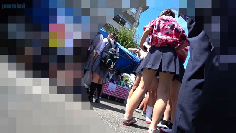 文化祭 パンチラ画像!JKの太ももにパンツ♡ローアングルから見るケツがたまんないぜ!!010