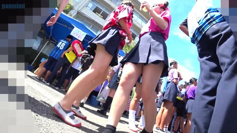 文化祭 パンチラ画像!JKの太ももにパンツ♡ローアングルから見るケツがたまんないぜ!!012
