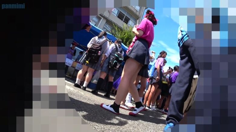 文化祭 パンチラ画像!JKの太ももにパンツ♡ローアングルから見るケツがたまんないぜ!!014