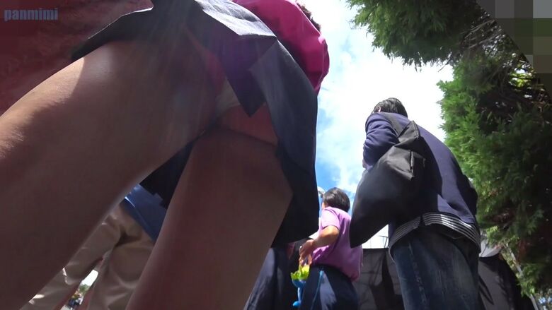 文化祭 パンチラ画像!JKの太ももにパンツ♡ローアングルから見るケツがたまんないぜ!!039