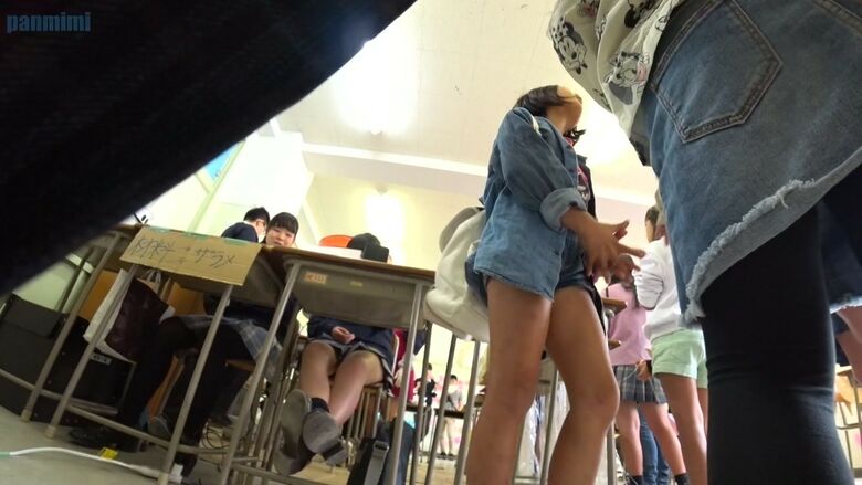 文化祭 パンチラ画像!JKの太ももにパンツ♡ローアングルから見るケツがたまんないぜ!!051