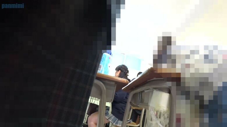 文化祭 パンチラ画像!JKの太ももにパンツ♡ローアングルから見るケツがたまんないぜ!!053