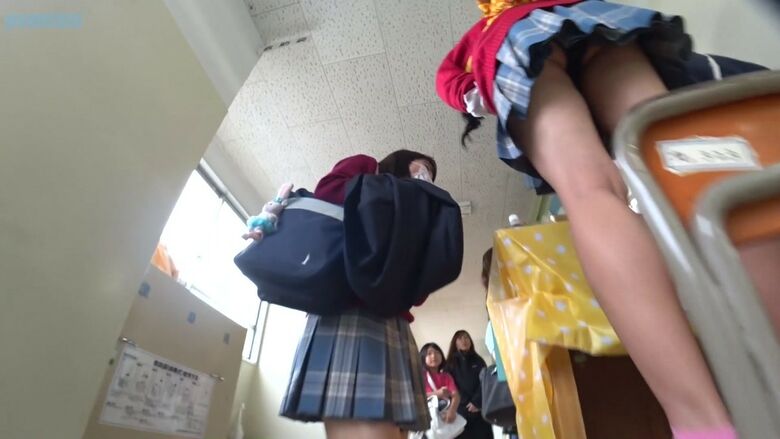 文化祭 パンチラ画像!JKの太ももにパンツ♡ローアングルから見るケツがたまんないぜ!!062