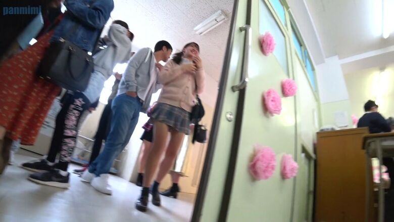 文化祭 パンチラ画像!JKの太ももにパンツ♡ローアングルから見るケツがたまんないぜ!!065