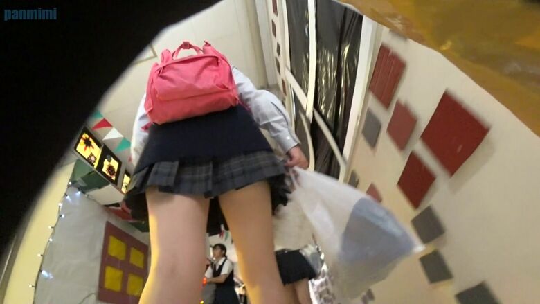文化祭 パンチラ画像!JKの太ももにパンツ♡ローアングルから見るケツがたまんないぜ!!073