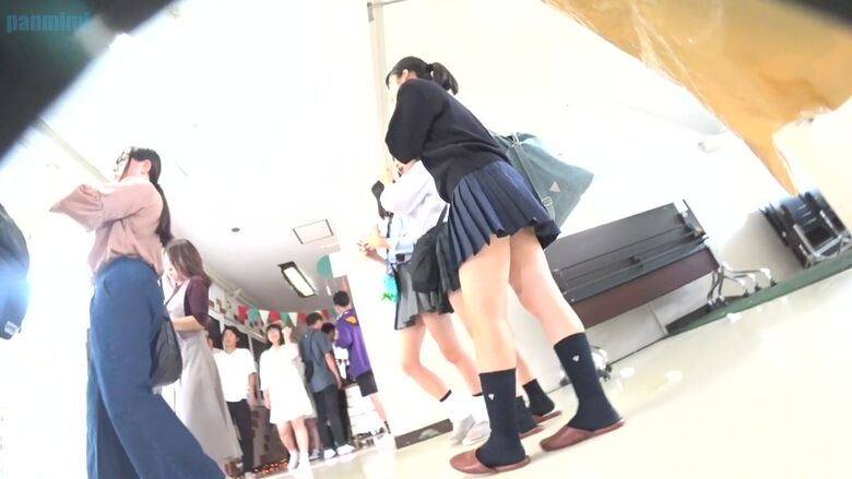 文化祭 パンチラ画像!JKの太ももにパンツ♡ローアングルから見るケツがたまんないぜ!!102