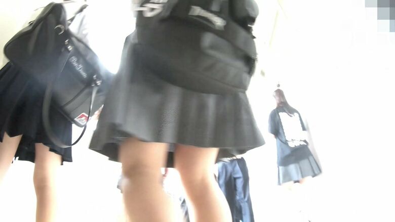 文化祭 パンチラ画像!JKの太ももにパンツ♡ローアングルから見るケツがたまんないぜ!!115