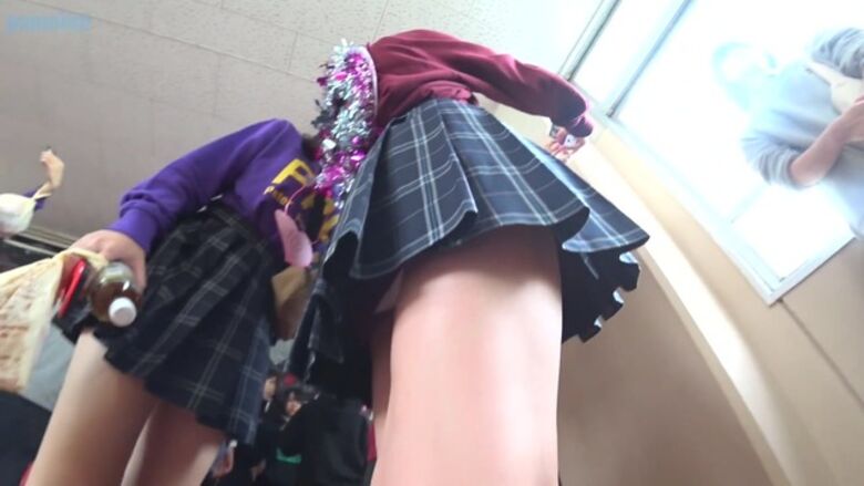 文化祭 パンチラ画像!JKの太ももにパンツ♡ローアングルから見るケツがたまんないぜ!!139