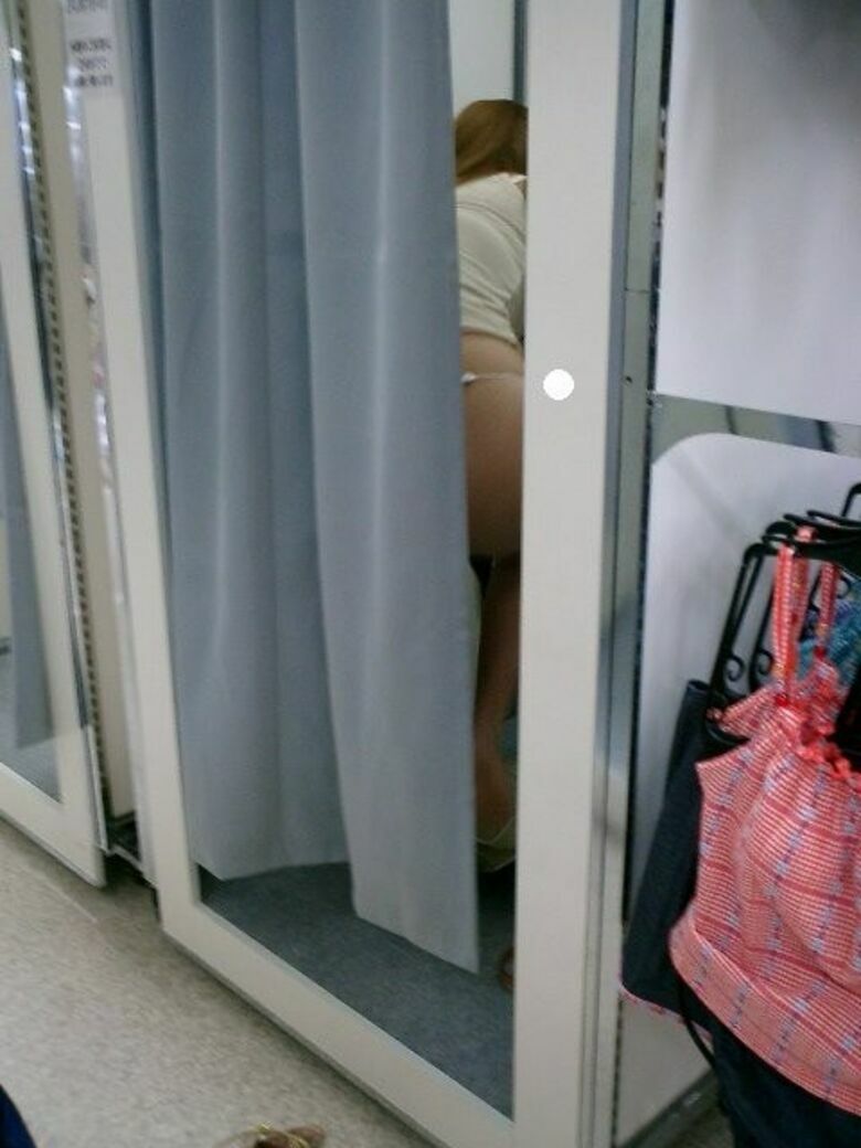 試着室でパンツを脱いでる素人のエロ画像052