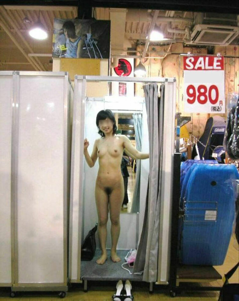 試着室でパンツを脱いでる素人のエロ画像062