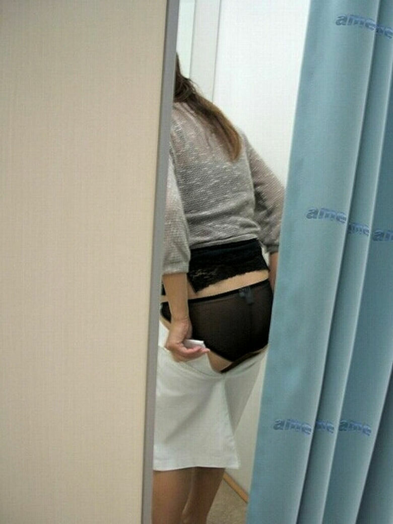 試着室でパンツを脱いでる素人のエロ画像063