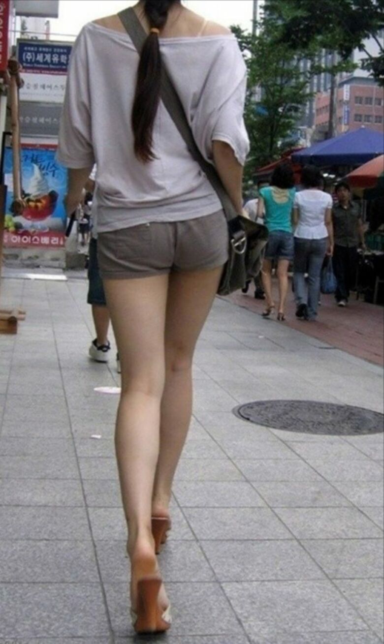 韓国 盗撮画像!パンチラ 太ももがエロいっす♡スレンダー美女の街中盗撮ウォッチング㊙️001