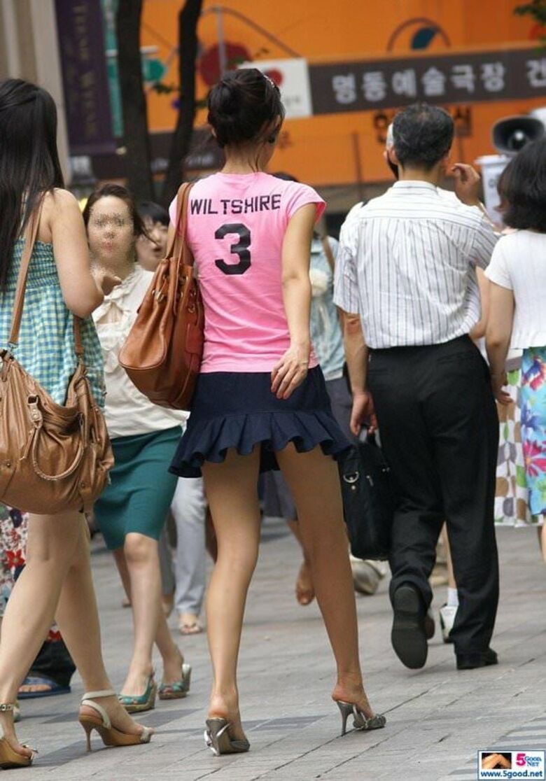 韓国 盗撮画像!パンチラ 太ももがエロいっす♡スレンダー美女の街中盗撮ウォッチング㊙️004