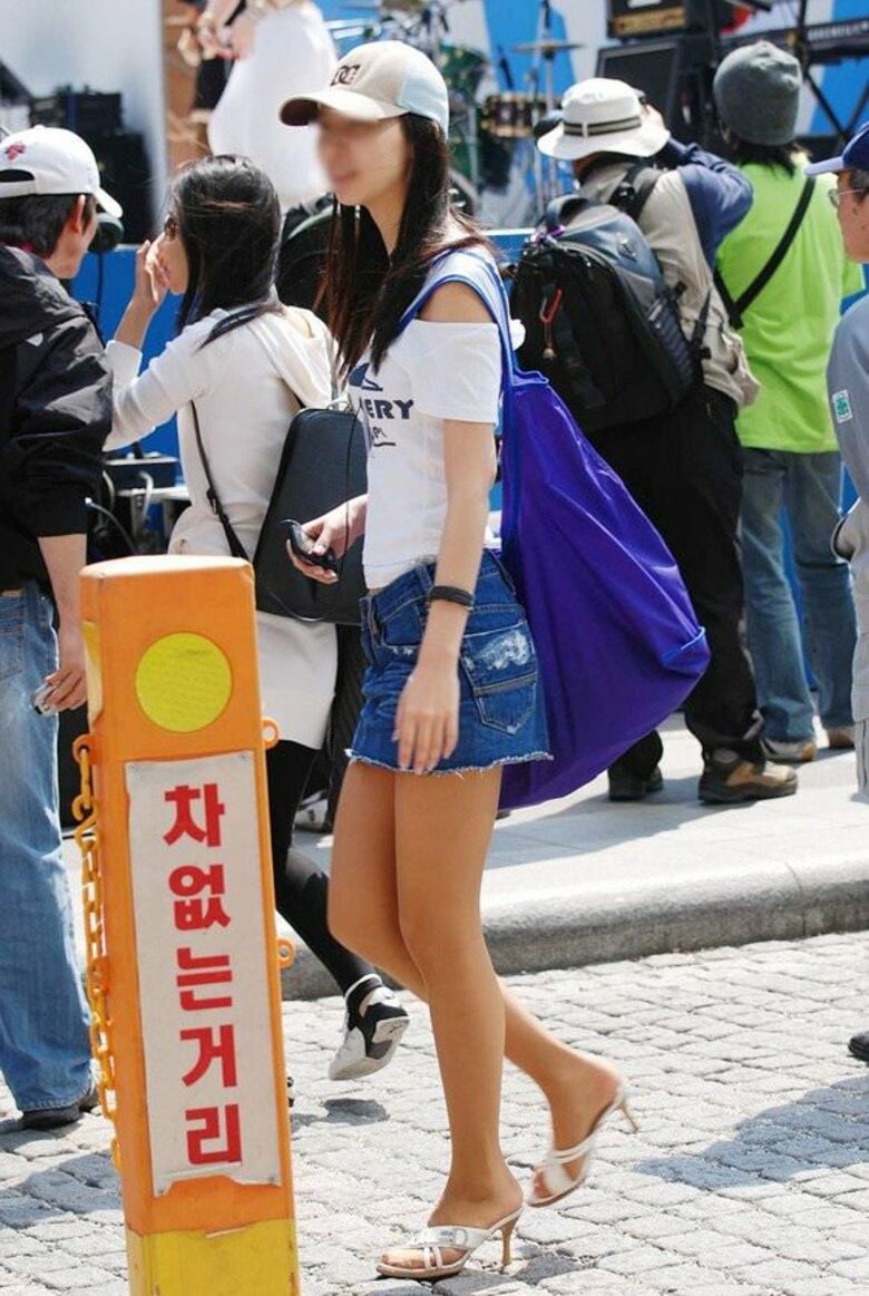 韓国 盗撮画像!パンチラ 太ももがエロいっす♡スレンダー美女の街中盗撮ウォッチング㊙️006