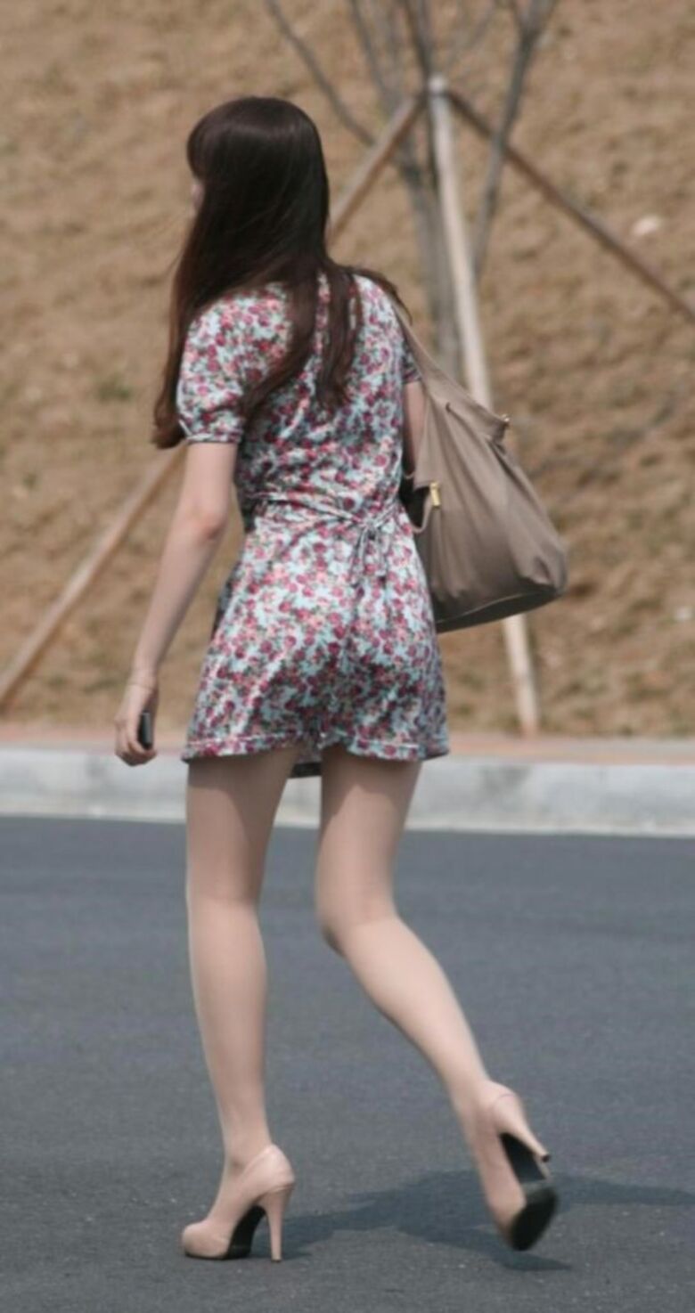 韓国 盗撮画像!パンチラ 太ももがエロいっす♡スレンダー美女の街中盗撮ウォッチング㊙️036