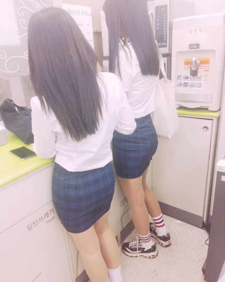 韓国 盗撮画像!パンチラ 太ももがエロいっす♡スレンダー美女の街中盗撮ウォッチング㊙️042