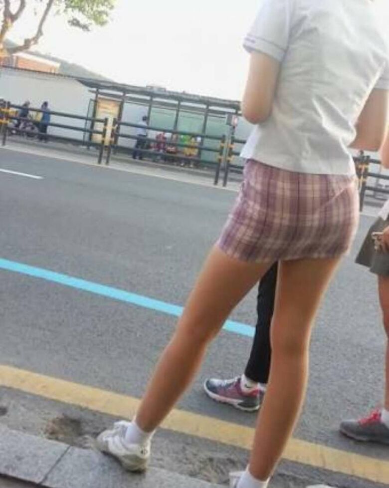 韓国 盗撮画像!パンチラ 太ももがエロいっす♡スレンダー美女の街中盗撮ウォッチング㊙️051