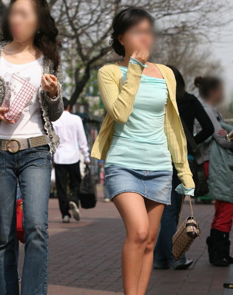 韓国 盗撮画像!パンチラ 太ももがエロいっす♡スレンダー美女の街中盗撮ウォッチング㊙️057