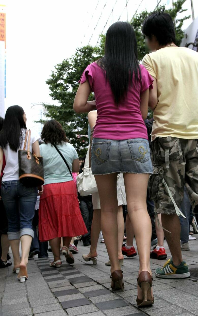 韓国 盗撮画像!パンチラ 太ももがエロいっす♡スレンダー美女の街中盗撮ウォッチング㊙️063