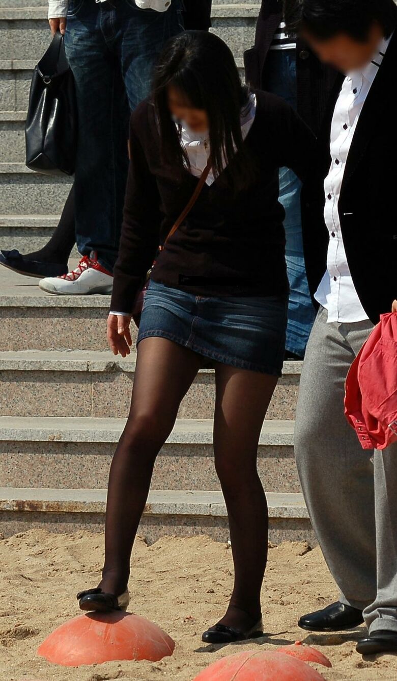 韓国 盗撮画像!パンチラ 太ももがエロいっす♡スレンダー美女の街中盗撮ウォッチング㊙️069