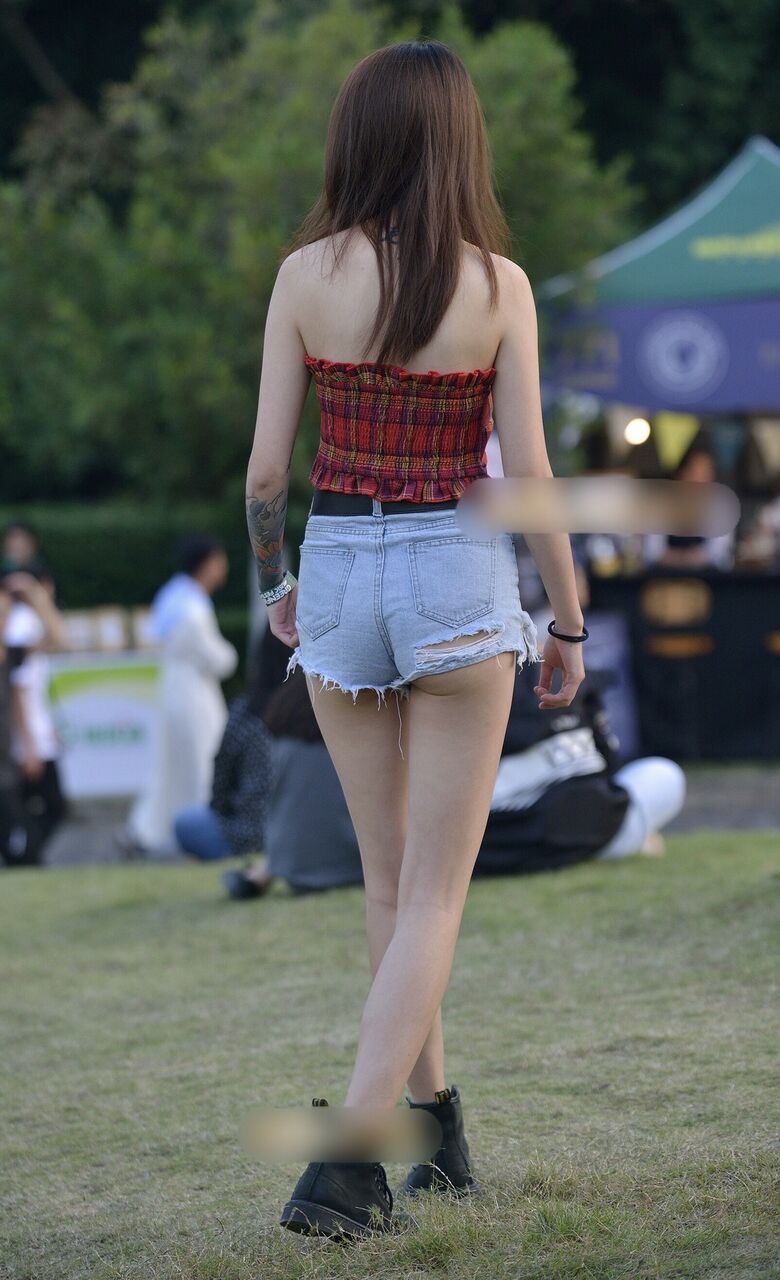 韓国 盗撮画像!パンチラ 太ももがエロいっす♡スレンダー美女の街中盗撮ウォッチング㊙️103