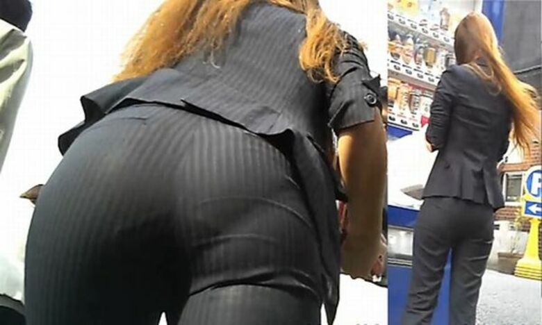 OL パン線盗撮画像!スーツからケツの形が分かって超エロいぜ!!ムチンムチンっす♪029