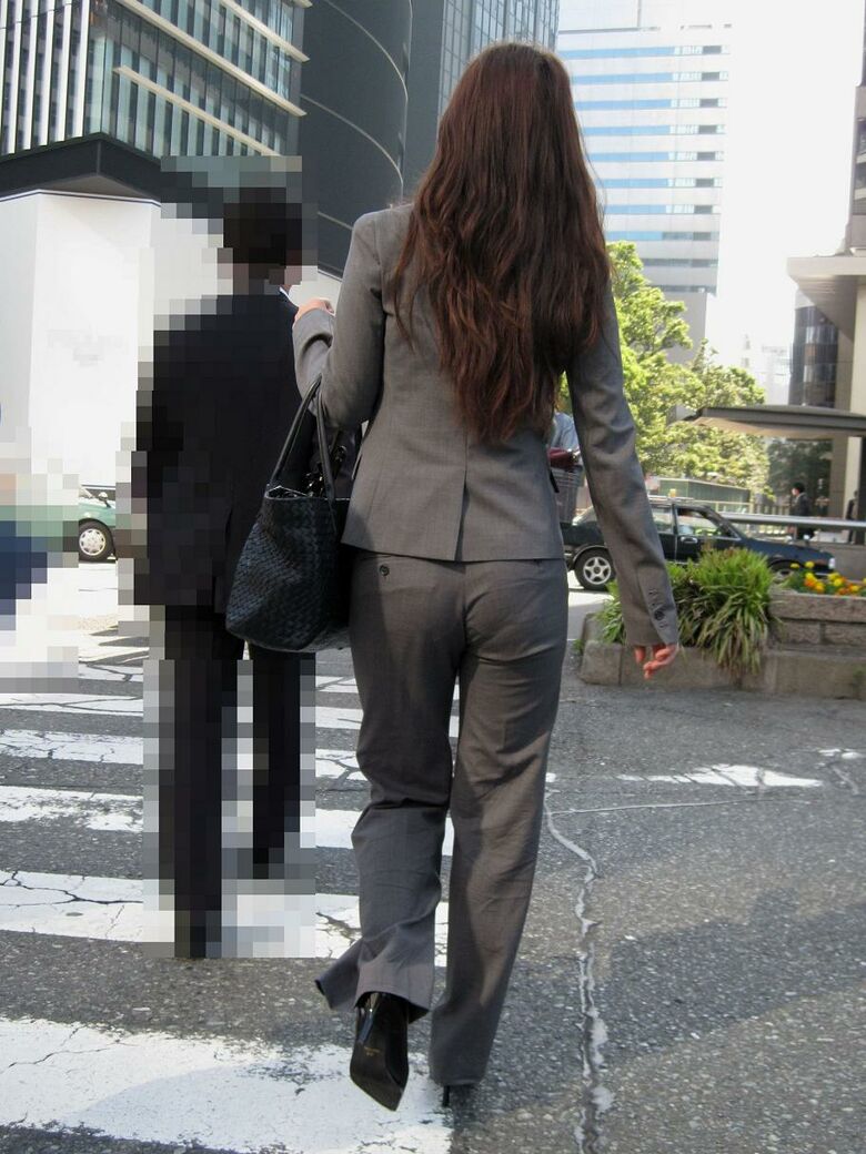OL パン線盗撮画像!スーツからケツの形が分かって超エロいぜ!!ムチンムチンっす♪034