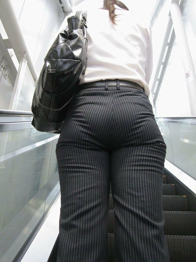 OL パン線盗撮画像!スーツからケツの形が分かって超エロいぜ!!ムチンムチンっす♪038