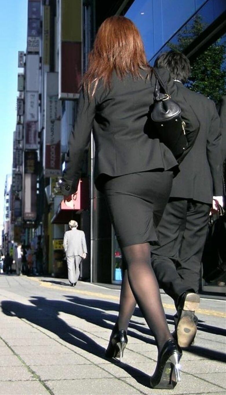 OL パン線盗撮画像!スーツからケツの形が分かって超エロいぜ!!ムチンムチンっす♪048