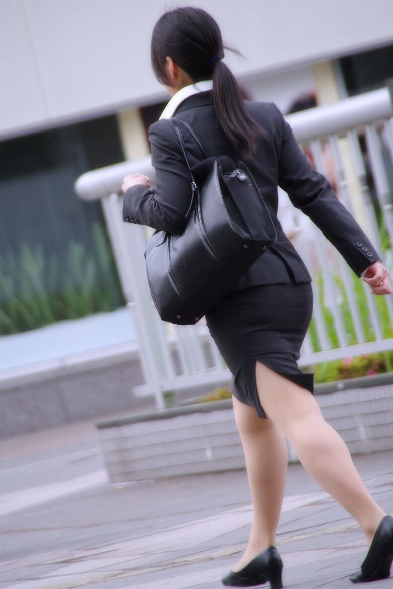 OL パン線盗撮画像!スーツからケツの形が分かって超エロいぜ!!ムチンムチンっす♪058