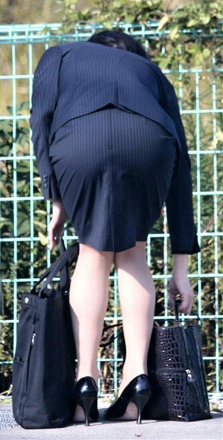 OL パン線盗撮画像!スーツからケツの形が分かって超エロいぜ!!ムチンムチンっす♪061