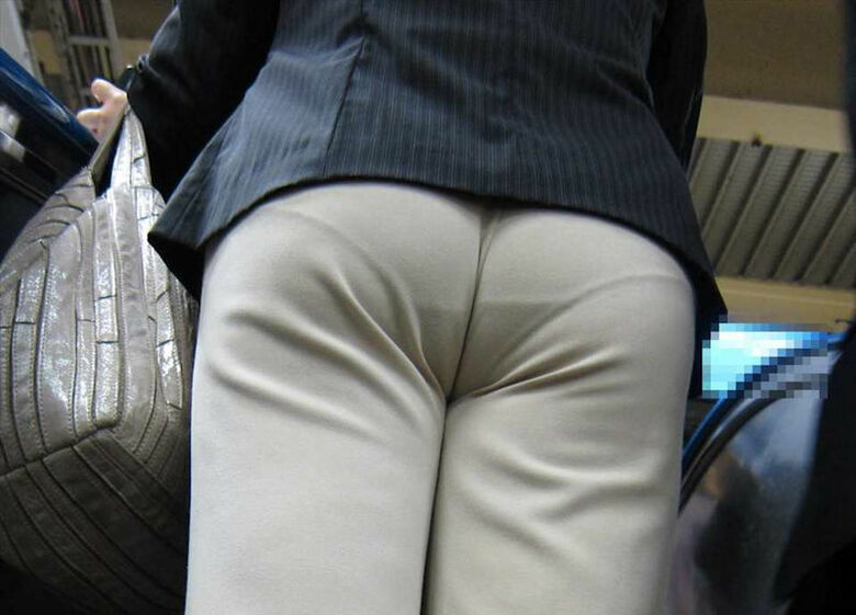 OL パン線盗撮画像!スーツからケツの形が分かって超エロいぜ!!ムチンムチンっす♪072