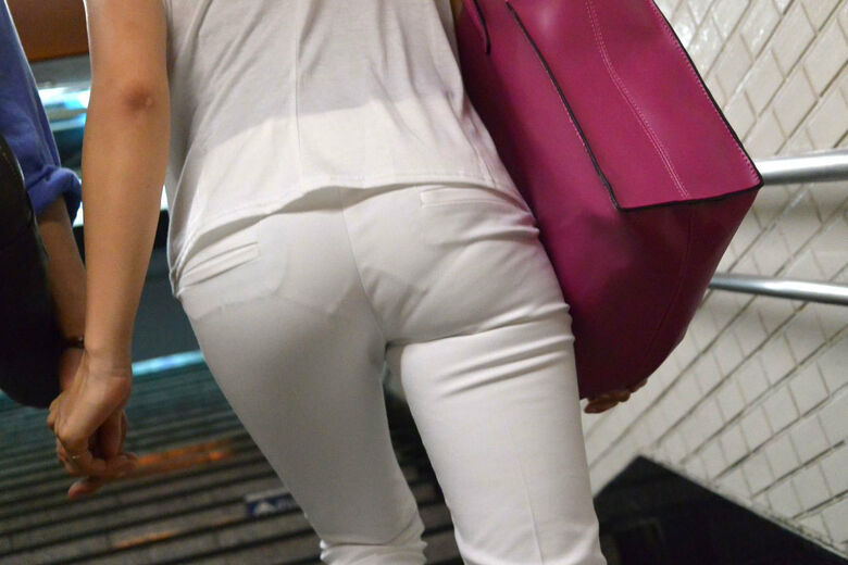 OL パン線盗撮画像!スーツからケツの形が分かって超エロいぜ!!ムチンムチンっす♪080