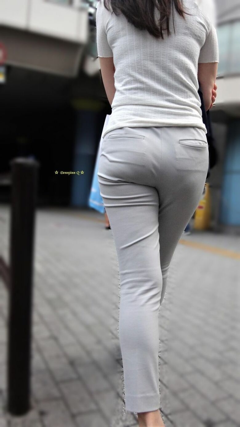 OL パン線盗撮画像!スーツからケツの形が分かって超エロいぜ!!ムチンムチンっす♪088