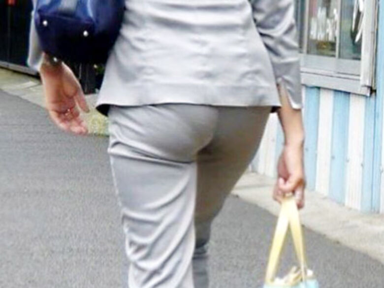 OL パン線盗撮画像!スーツからケツの形が分かって超エロいぜ!!ムチンムチンっす♪097