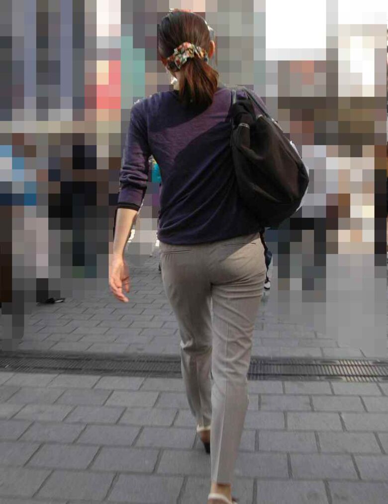 OL パン線盗撮画像!スーツからケツの形が分かって超エロいぜ!!ムチンムチンっす♪099