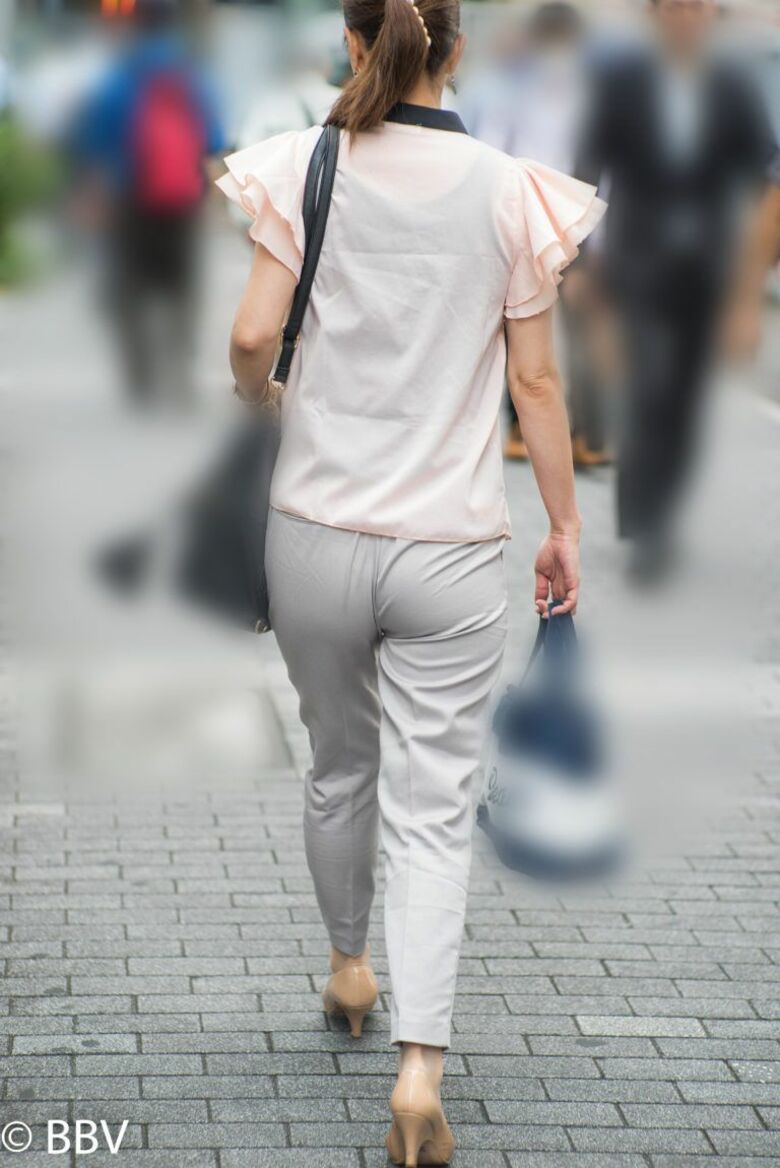 OL パン線盗撮画像!スーツからケツの形が分かって超エロいぜ!!ムチンムチンっす♪103