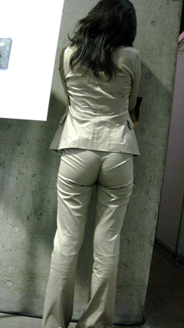 OL パン線盗撮画像!スーツからケツの形が分かって超エロいぜ!!ムチンムチンっす♪105