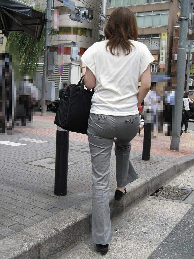 OL パン線盗撮画像!スーツからケツの形が分かって超エロいぜ!!ムチンムチンっす♪112