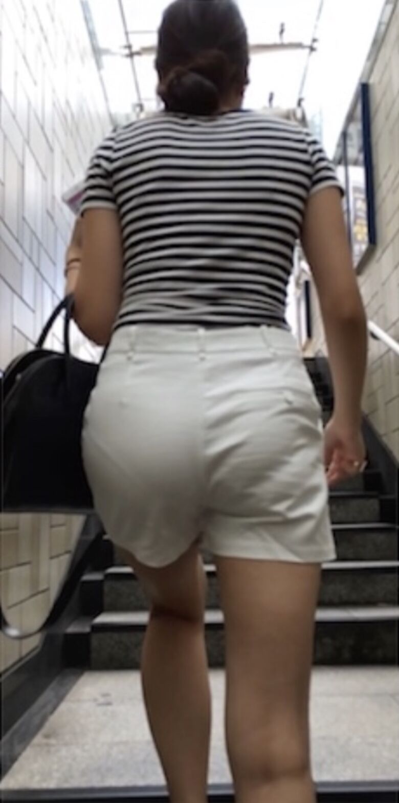 OL パン線盗撮画像!スーツからケツの形が分かって超エロいぜ!!ムチンムチンっす♪115